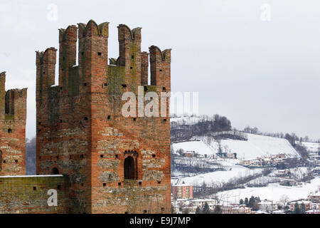 Einer der Türme der Burg Castell'Arquato mit der Hügel von Schnee im Hintergrund. Piacenza, Emilia Romagna, Italien. Stockfoto