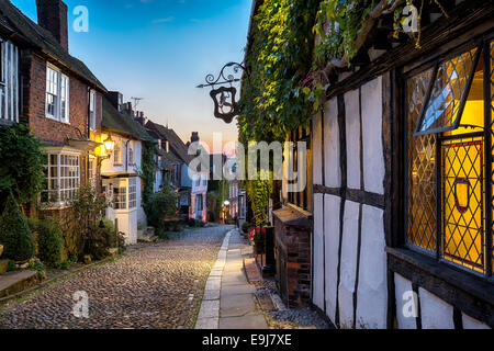 Sonnenuntergang bei einer Reihe von schönen alten Häusern auf einer gepflasterten Straße in Rye, East sussex Stockfoto