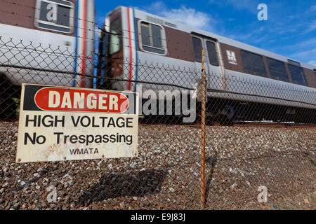 Hohe Spannung Gefahr anmelden Metrorail Zaun - Virginia USA Stockfoto
