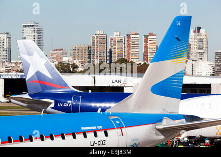 'Lan' und 'Aerolineas Argentinas' Flugzeuge, die in den 'Jorge Newbery Flughafen geparkt (aeroparque) mit der Stadt im Hintergrund. Buenos Aires, Argentinien. Stockfoto