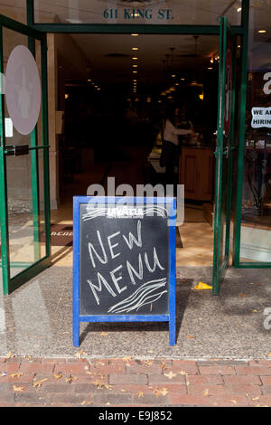 Neues Menü unterzeichnen vor Restaurant - Alexandria, Virginia, Vereinigte Staaten Stockfoto