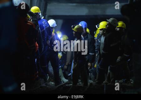 Karaman, Türkei. 28. Oktober 2014. Retter arbeitest du für einen eingestürzten mine in der Guneyyurt Stadt in der Provinz Karaman in der Südtürkei, 28. Oktober 2014. Im Osten 20 Bergleute waren gefangen in einem eingestürzten Kohlebergwerk in Karaman Provinz im Süden der Türkei am Dienstag, sagte Trukish Behörden. Bildnachweis: Xinhua/Alamy Live-Nachrichten Stockfoto