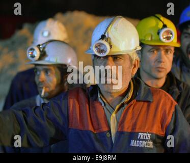 Karaman, Türkei. 28. Oktober 2014. Bergleute werden gesehen in einem eingestürzten Bergwerk in der Guneyyurt Stadt in der Provinz Karaman in der Südtürkei, 28. Oktober 2014. Im Osten 20 Bergleute waren gefangen in einem eingestürzten Kohlebergwerk in Karaman Provinz im Süden der Türkei am Dienstag, sagte Trukish Behörden. Bildnachweis: Xinhua/Alamy Live-Nachrichten Stockfoto