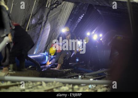 Karaman, Türkei. 28. Oktober 2014. Retter arbeitest du für einen eingestürzten mine in der Guneyyurt Stadt in der Provinz Karaman in der Südtürkei, 28. Oktober 2014. Im Osten 20 Bergleute waren gefangen in einem eingestürzten Kohlebergwerk in Karaman Provinz im Süden der Türkei am Dienstag, sagte Trukish Behörden. Bildnachweis: Xinhua/Alamy Live-Nachrichten Stockfoto