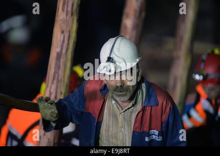 Karaman, Türkei. 28. Oktober 2014. Ein Bergmann ist gesehen in einem eingestürzten Bergwerk in der Guneyyurt Stadt in der Provinz Karaman in der Südtürkei, 28. Oktober 2014. Im Osten 20 Bergleute waren gefangen in einem eingestürzten Kohlebergwerk in Karaman Provinz im Süden der Türkei am Dienstag, sagte Trukish Behörden. Bildnachweis: Xinhua/Alamy Live-Nachrichten Stockfoto