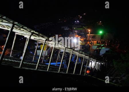 Karaman, Türkei. 28. Oktober 2014. Retter arbeitest du für einen eingestürzten mine in der Guneyyurt Stadt in der Provinz Karaman in der Südtürkei, 28. Oktober 2014. Im Osten 20 Bergleute waren gefangen in einem eingestürzten Kohlebergwerk in Karaman Provinz im Süden der Türkei am Dienstag, sagte Trukish Behörden. Bildnachweis: Xinhua/Alamy Live-Nachrichten Stockfoto