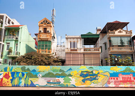 Typische Wohngebäude in Hanoi, Vietnam. Stockfoto