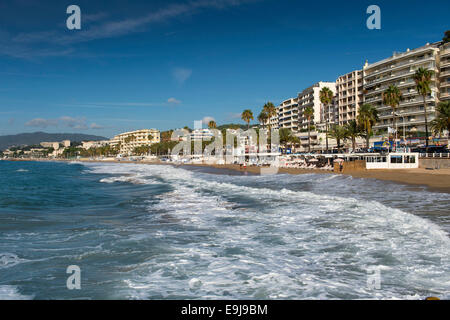 Der Hauptstrand in Cannes, Südfrankreich, von der La Croisette-Straße. Stockfoto