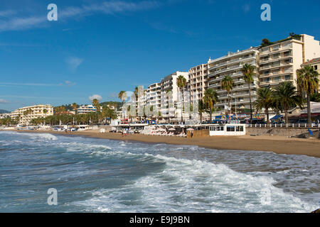 Der Hauptstrand in Cannes, Südfrankreich, von der La Croisette-Straße. Stockfoto