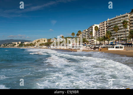 Der Hauptstrand in Cannes, Südfrankreich, von der La Croisette-Straße. Stockfoto