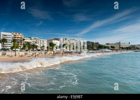 Der Hauptstrand in Cannes, Südfrankreich, von der La Croisette-Straße. Stockfoto