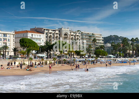 Der Hauptstrand in Cannes, Südfrankreich, von der La Croisette-Straße. Stockfoto