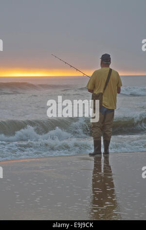 Eine ältere Mann Meer fischt am frühen Morgen des 17. Oktober 2013 an einem Strand in den Outer Banks, North Carolina Stockfoto