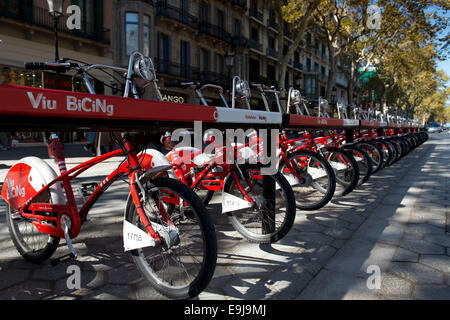 Vodafone-Fahrräder zu vermieten auf den Ramblas in Barcelona, Spanien zu mieten. Stockfoto