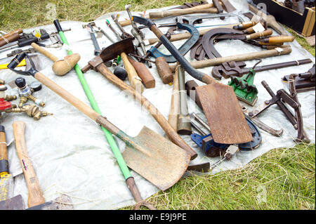 Alte Werkzeuge zum Verkauf auf einem Flohmarkt Stockfoto