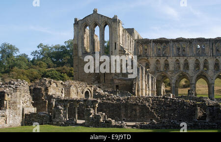 Rievaulx Abbey, Kirche aus der Krankenstation, North York Moors National Park, North Yorkshire, England 030915 0328 Stockfoto