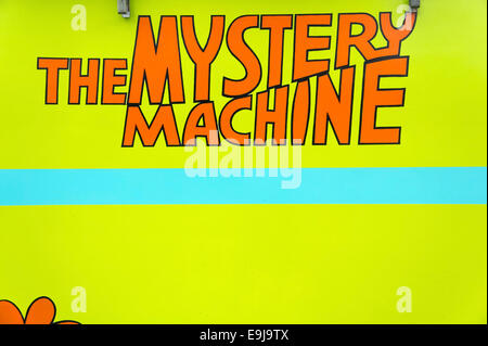 Seite eines Lieferwagens bemalt um zu schauen, wie "The Mystery Machine" von Scooby-Doo cartoon Stockfoto