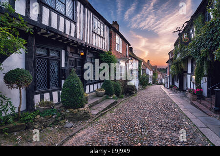 Schöne tudor-Stil halb gezimmerten Häuser entlang einer gepflasterten Straße in Rye, Sussex, Retro-Vintage-Effekt. Stockfoto