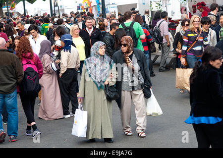 Menschen bei "Viva Victoria", multikulturelles Festival, Yarra River Bank, Melbourne, Victoria, Australien Stockfoto