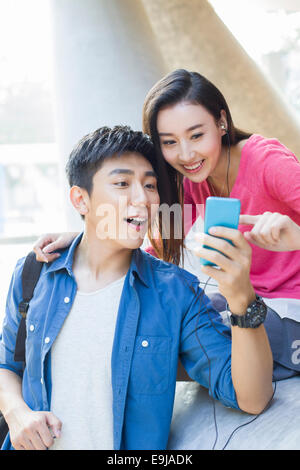 Junges Paar, die Kopfhörer anhören Stockfoto