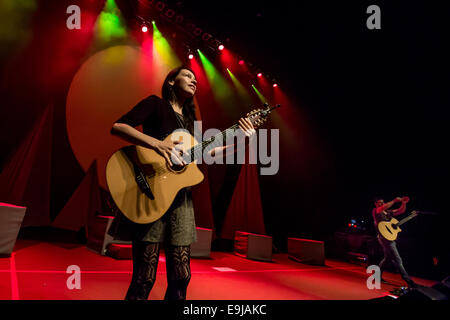 Detroit, Michigan, USA. 25. Oktober 2014. Rodrigo Sanchez und Gabriela Quintero von Rodrigo y Gabriela auf ihre 9 Dead Alive Tour an The Fillmore in Detroit, MI am 25. Oktober 2014 © Marc Nader/ZUMA Draht/Alamy Live News Stockfoto