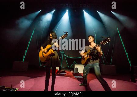 Detroit, Michigan, USA. 25. Oktober 2014. Rodrigo Sanchez und Gabriela Quintero von Rodrigo y Gabriela auf ihre 9 Dead Alive Tour an The Fillmore in Detroit, MI am 25. Oktober 2014 © Marc Nader/ZUMA Draht/Alamy Live News Stockfoto