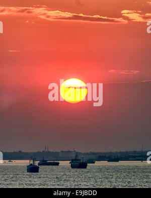 Istanbul, Türkei. 2. Oktober 2004. Schiffe bei Sonnenuntergang in das Marmarameer außerhalb der Hafen von Istanbul, Türkei. © Arnold Drapkin/ZUMA Draht/Alamy Live-Nachrichten Stockfoto