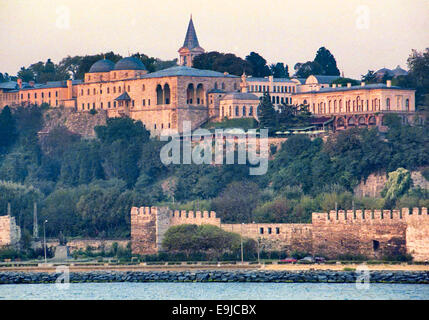 Istanbul, Türkei. 2. Oktober 2004. Im Schein der Sonnenuntergang sehen wir, was bleibt von der alten Stadtmauern von Istanbul über den Bosporus, in der Nähe von Serail Point, einer Landzunge mit Blick auf das Goldene Horn und das Marmarameer. Oben ist der Topkapi-Palast Komplex, jetzt eine große Touristenattraktion und ein UNESCO-Weltkulturerbe, es wurde von Sultan Mehmed II. im Jahre 1459 erbaut und ist heute ein Museum. © Arnold Drapkin/ZUMA Draht/Alamy Live-Nachrichten Stockfoto