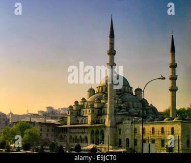 Istanbul, Türkei. 2. Oktober 2004. Aglow in der Abendsonne, der Yeni Camii oder neue Moschee, ursprünglich unter dem Namen der Valide Sultan-Moschee, wurde im Jahre 1665 abgeschlossen. Eine osmanische imperiale Moschee, es liegt im Stadtteil EminÃ¶nÃ¼ in Istanbul, Türkei, am Goldenen Horn, am südlichen Ende der Galata-Brücke, und gehört zu den architektonischen Sehenswürdigkeiten von Istanbul. © Arnold Drapkin/ZUMA Draht/Alamy Live-Nachrichten Stockfoto