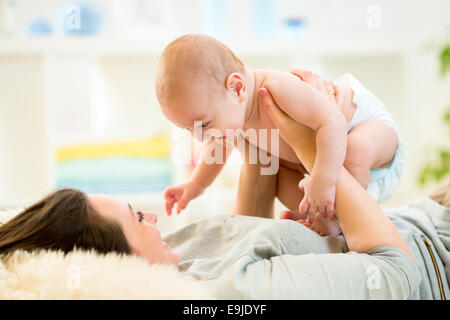 Mutter mit baby Stockfoto