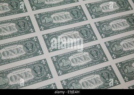 Ungeschnittene Blätter der USA 1 Dollar ($1) Rechnungen während der Produktion an das Bureau of Engraving und Drucken in der Innenstadt von Washin Stockfoto