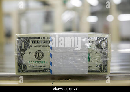 Bündel von USA 1 Dollar ($1) Rechnungen während der Produktion an das Bureau of Engraving und Drucken in der Innenstadt von Washington, Stockfoto