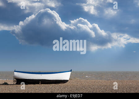 Altes Fischerboot am Kiesstrand Stockfoto