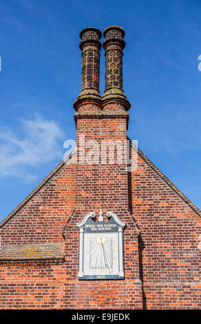 Antike Sonnenuhr auf Moot Hall in Aldeburgh Stockfoto