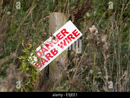 Barb Wire Gefahrenzeichen auf post Stockfoto