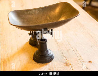 Küche Tisch Waage belasten. Stockfoto