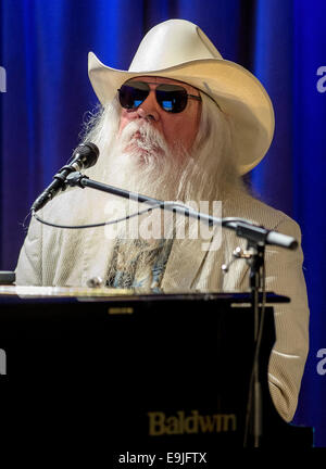 Los Angeles, Kalifornien, USA. 28. Oktober 2014. Rock And Roll Hall Of Fame Mitglied LEON RUSSELL führt nach seiner Karriere in der Musik im GRAMMY Museum in L.A. Live diskutieren. Bildnachweis: Brian Cahn/ZUMA Draht/Alamy Live-Nachrichten Stockfoto