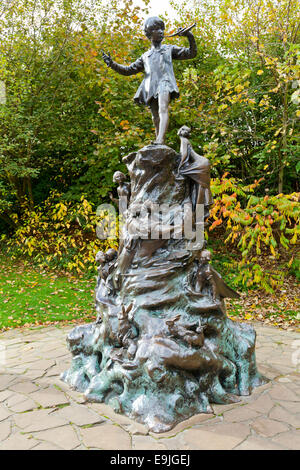 Statue von Peter Pan in den Kensington Gardens, London Stockfoto