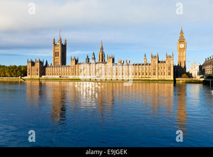 Der Palace of Westminster mit Elizabeth Tower aus gesehen über die Themse Stockfoto