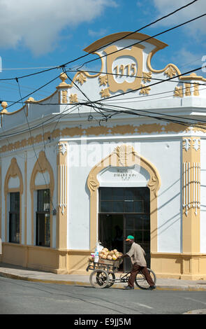 Osten, San Pedro de Macoris, Zigarrenfabrik Macoris Zigarren, Dominikanische Republik, Ecke Avenida Francisco Dominguez Charro / C Stockfoto