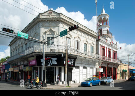 Dominikanische Republik, Osten, San Pedro de Macoris, Calle Duarte, Turm des Feuerwehrhauses Stockfoto