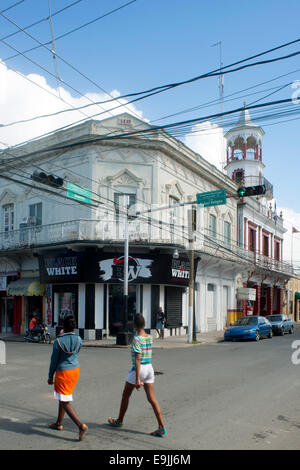 Dominikanische Republik, Osten, San Pedro de Macoris, Calle Duarte, Turm des Feuerwehrhauses Stockfoto