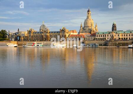 Blick über die Elbe von der Dresdner Akademie der bildenden Künste und die Dresdner Frauenkirche, Frauenkirche, Dresden, Sachsen Stockfoto