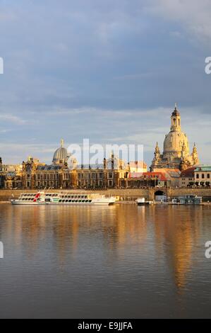 Blick über die Elbe von der Dresdner Akademie der bildenden Künste und die Dresdner Frauenkirche, Frauenkirche, Dresden, Sachsen Stockfoto