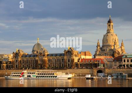 Blick über die Elbe von der Dresdner Akademie der bildenden Künste und die Dresdner Frauenkirche, Frauenkirche, Dresden, Sachsen Stockfoto