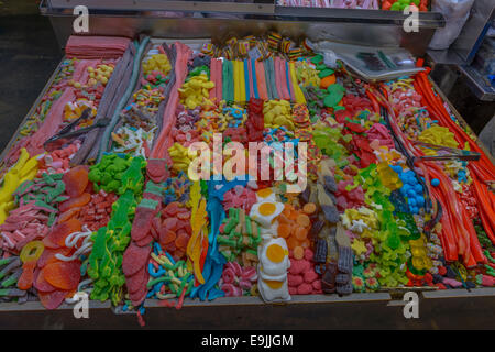 Barcelona - 16 Juli: Leute zu beobachten und Kauf in der Mercat de Sant Josep De La Boqueria in einer der ältesten Märkte in Europ Stockfoto