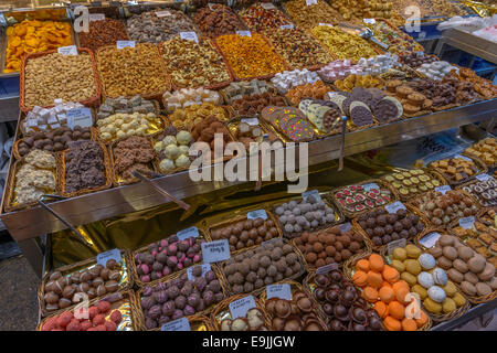 Barcelona - 16 Juli: Leute zu beobachten und Kauf in der Mercat de Sant Josep De La Boqueria in einer der ältesten Märkte in Europ Stockfoto