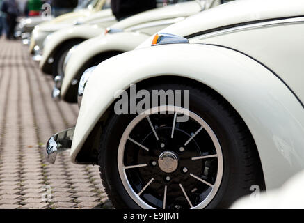 Reihe von Volkswagen Käfer Oldtimer, Nahaufnahme von Fender und Porsche Designrad, geringe Schärfentiefe Stockfoto