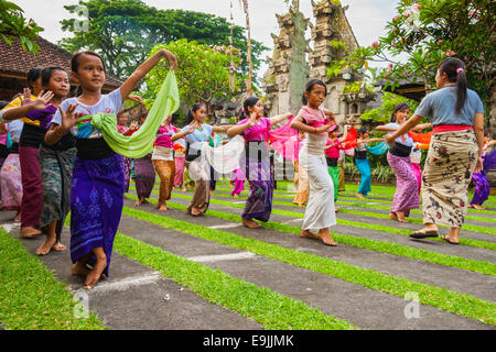 UBUD, BALI, Indonesien - NOVEMBER 15: Junge Tänzerinnen und Tänzer lernen Barong Tanz, traditioneller balinesischer Tanz am 15. November 2009 ich Stockfoto