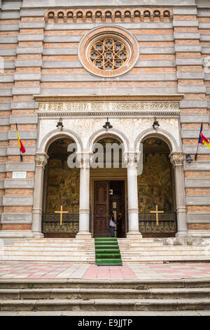 Der Eingang der Kathedrale der Heiligen Peter und Paul in das Schwarze Meer Hafen von Constanta, Rumänien, Europa. Stockfoto